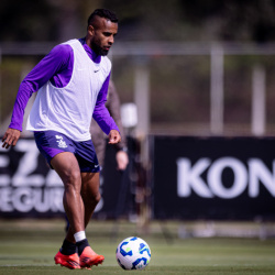 Corinthians reintegra volante encostado por Dorival