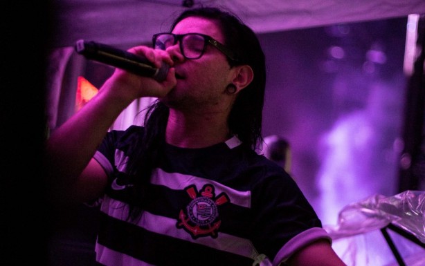 Skrillex com a camisa II do Corinthians na Eletrical Dayse Carnaval ou EDC, e outros DJs com o manto