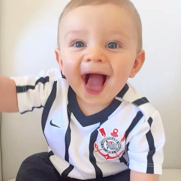 Nene j veste a camisa do Corinthians!