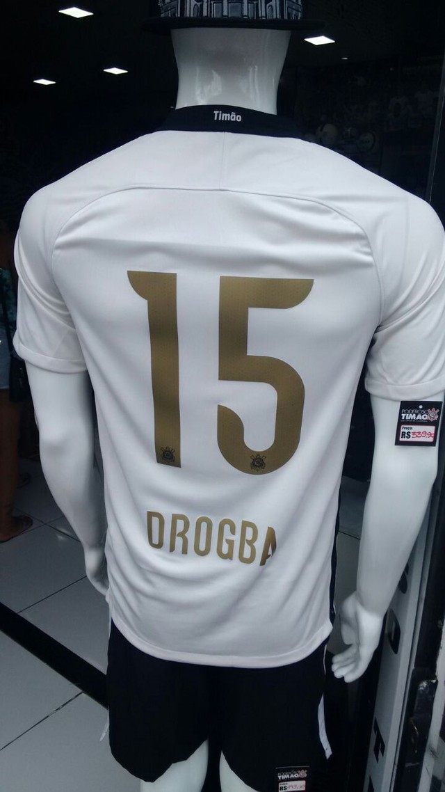 Loja do Corinthians se empolga e j� coloca nome de Drogba em camisa