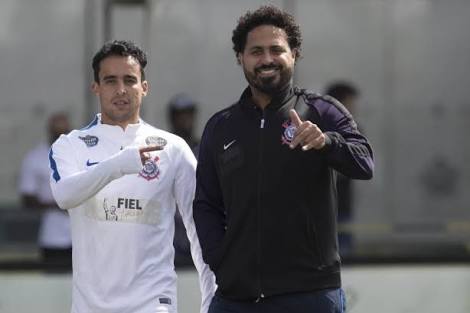Caio Mello, Fisioterapeuta do Corinthians, tem uma uni�o com os jogadores