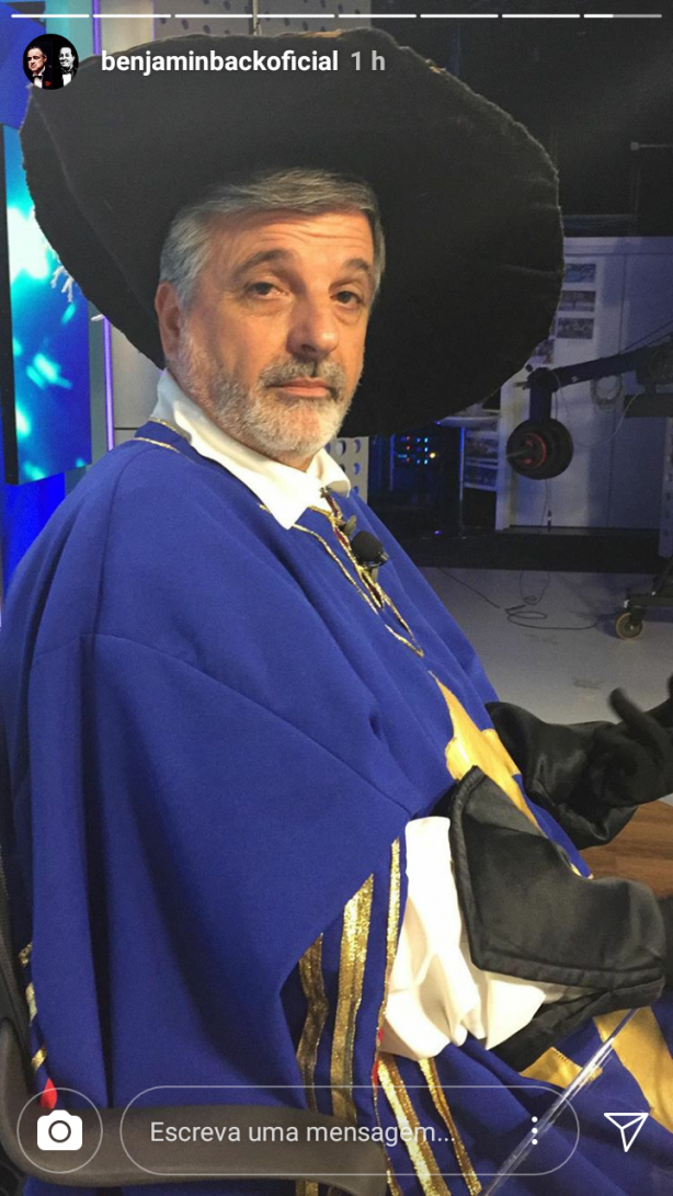 Paschoal pagando sua aposta