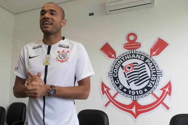 Corinthians anuncia contratao do atacante Roger