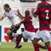 Danilo tenta proteger a bola da marcao do Flamengo
