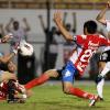 Danilo disputa a bola na rea com 3 jogadores paraguaios