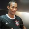Liedson apresentou novo uniforme corintiano, sem as tradicionais listras brancas
