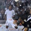 Paulinho observa o jogador vasca�no