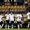 Jogadores do Corinthians comemoram o gol de empate marcado por Douglas