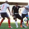 Paulinho disputa a bola com jogadores do Bahia