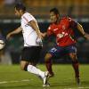 Danilo progride contra a marcação do Independiente de Medellin
