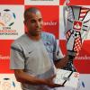Antes do incio do jogo, Sheik recebe prmio de melhor jogador da Libertadores
