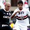 Fbio Santos tenta fazer a marcao em jogador do So Paulo