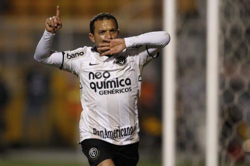 Iarley comemorando o primeiro gol do Corinthians