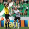 Roberto Carlos reclama com o rbitro Slvio Spndola pelo primeiro gol mal anulado do Corinthians