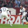 Fbio Santos briga pela bola