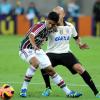 Fbio Santos faz a marcao para o Corinthians