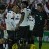 Preocupados, jogadores do Corinthians chamam atendimento para Cssio que acabou substitudo