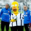 Goleiros do Corinthians se divertem com Homer durante o treinamento da quinta-feira