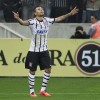 Petros comemorando o segundo gol do Corinthians