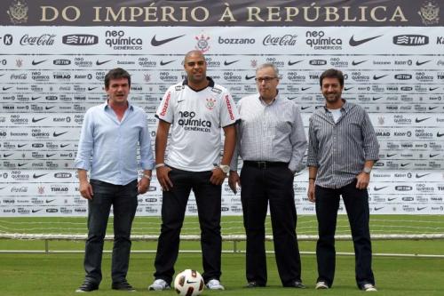 Adriano ao lado da diretoria do Corinthians