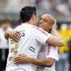 Chico comemora gol com Roberto Carlos