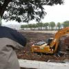 Funcion�rios trabalham na limpeza do terreno