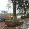 Oper�rios conversam durante o come�o das obras do est�dio do Corinthians
