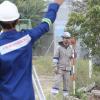 Oper�rios trabalham na limpeza do terreno