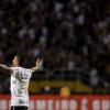 Jogadores do Corinthians comemoram a vitria no final do jogo