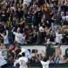 Jogadores do Corinthians comemoram gol junto a torcida