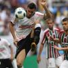 Leandro Castan tira a bola na defesa do Corinthians