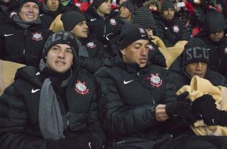 Com direito a cobertores e muito agasalho, jogadores do Tim�o assistem o jogo do Al Ahly