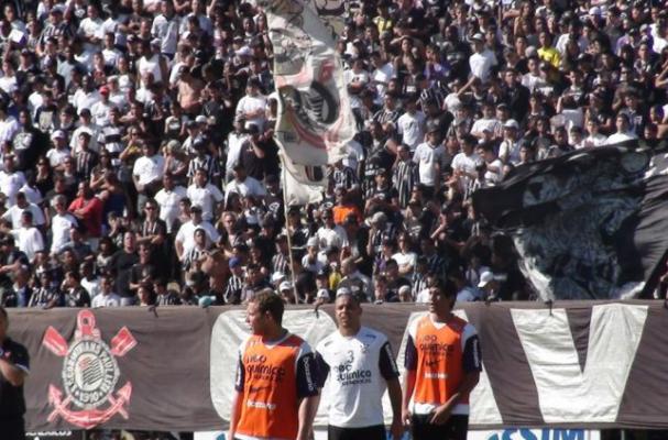 Torcida comparece no treino do Corinthians antes do jogo do Flamengo