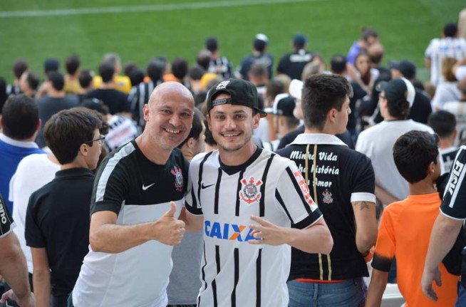 Torcida da Corinthians comemorando vitória contra o São Paulo