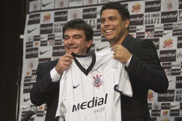 Ronaldo foi contratado por Andrés Sanchez, em 2009