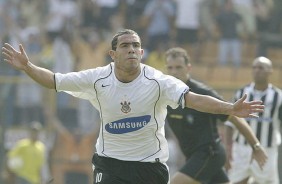 Tevez atuou no Corinthians nos anos de 2005 e 2006
