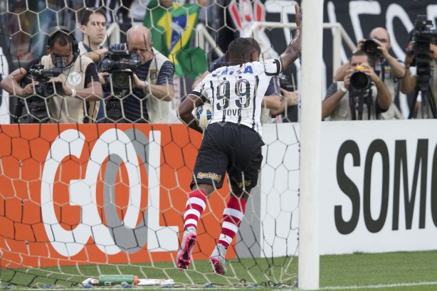 Love marcou duas vezes na partida contra o Cruzeiro neste domingo