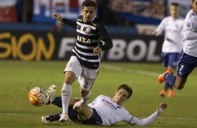 Fagner disputa a bola com jogador do Nacional, rival do Corinthians na Libertadores