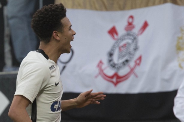 Corinthians venceu fora de casa e segue na cola da liderana do Brasileiro
