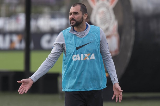 Danilo se recupera de edema na panturrilha e está fora do jogo em Porto Alegre