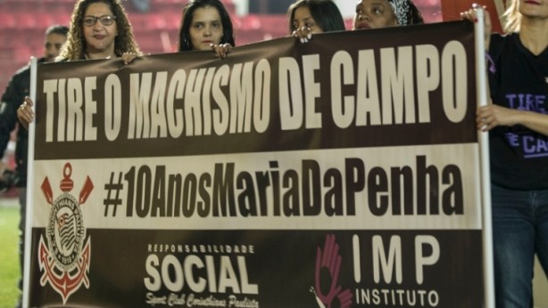 45 mulheres do Instituto Maria da Penha distriburam fitas com o slogan #TireOMachismoDeCampo