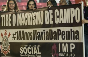 45 mulheres do Instituto Maria da Penha distriburam fitas com o slogan #TireOMachismoDeCampo