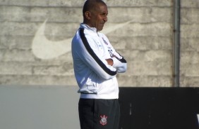 Cristóvão observou trabalho de jogadores reservas e garotos da base nesta terça-feira