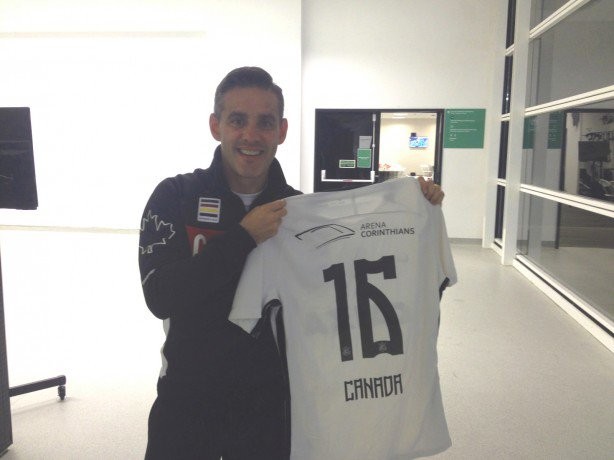 Herdman foi presenteado pelo Corinthians com camisa do clube