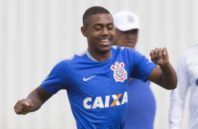 Malcom sorri menos nos treinos na Frana do que fazia no Corinthians