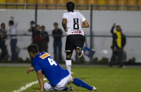 Paulinho, com um lindo chute no ngulo, foi o autor do segundo gol