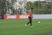 Com chuteira 'errada', Gustavo marca tr�s gols e � destaque novamente em treino
