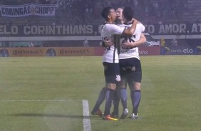 Jogadores comemoram gol que teve assistncia de Lo Prncipe