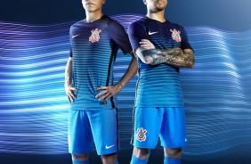 Marquinhos Gabriel e Fagner vestindo o novo uniforme do Corinthians