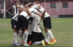 O Sub-17 conseguiu vencer o Santos, assumindo a liderança na tabela.